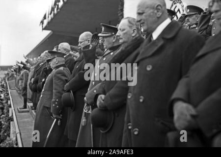 Originale Bildunterschrift: Prag, den 20. April, um Sokol Stadion. Während die deutsche Nationalhymne, allgemeine Sirory mit vier Kollegen der Armee. Stockfoto