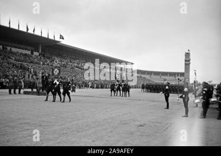 Militärparade in der Sokol Stadion in Prag, anlässlich von Adolf Hitlers Geburtstag, 1930er Jahre Stockfoto