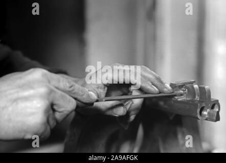 Die Arbeit von einem Büchsenmacher in Karlsbad, 1930er Jahre. Stockfoto