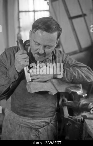 Die Arbeit von einem Büchsenmacher in Karlsbad, 1930er Jahre. Stockfoto