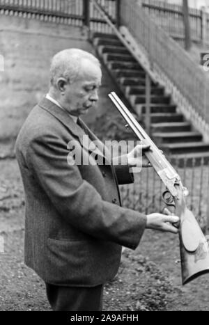 Die Arbeit von einem Büchsenmacher in Karlsbad, 1930er Jahre. Stockfoto