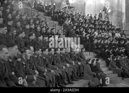 Wehrmacht und SS-Soldaten als Publikum im "Wunschkonzert der Wehrmacht", Deutschland 1940. Stockfoto