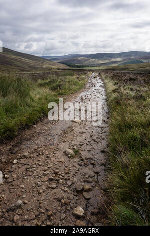 Blick auf den Weg nach Lochnagar, einem Munro in Aberdeenshire, Schottland. Stockfoto