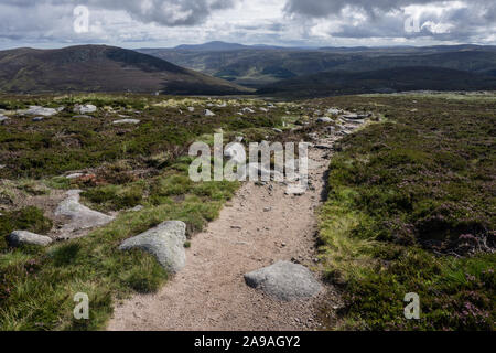 Blick auf den Weg nach Lochnagar, einem Munro in Aberdeenshire, Schottland. Stockfoto