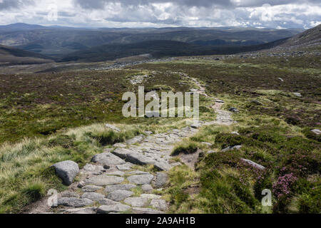Blick auf den Weg nach Lochnagar, einem Munro in Aberdeenshire, Schottland. Stockfoto