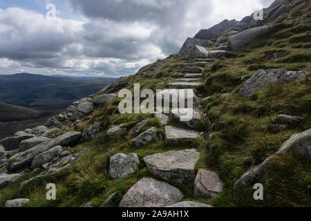 Blick auf den Weg nach Lochnagar, einem Munro in Aberdeenshire, Schottland. Stockfoto