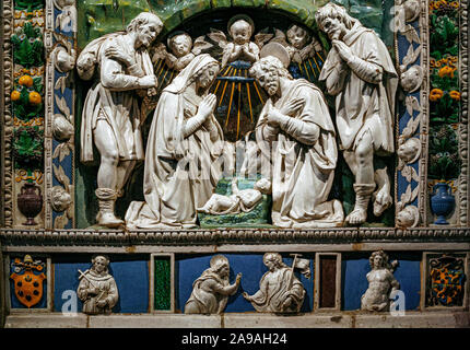 Italien Toskana Bibbiena - Kirche von San Lorenzo - Geburt des Erlösers: glasierte Terrakotta von Andrea della Robbia Stockfoto