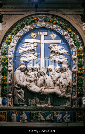 Italien Toskana Casentino Bibbiena - Kirche von San Lorenzo - Deposition - glasierte Terrakotta von Andrea della Robbia Stockfoto