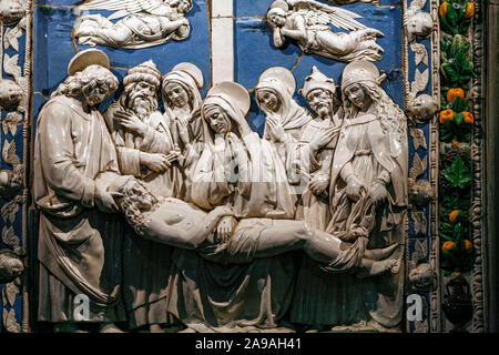 Italien Toskana Casentino Bibbiena - Kirche von San Lorenzo - Deposition - glasierte Terrakotta von Andrea della Robbia Stockfoto