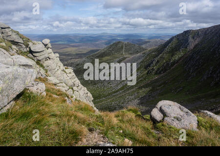 Blick von nahe dem Gipfel von Lochnagar, einem Munro in Aberdeenshire, Schottland. Stockfoto