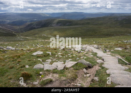 Blick auf den Weg nach Lochnagar, einem Munro in Aberdeenshire, Schottland. Stockfoto