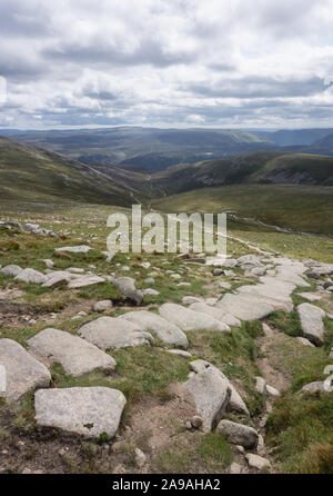 Blick auf den Weg nach Lochnagar, einem Munro in Aberdeenshire, Schottland. Stockfoto