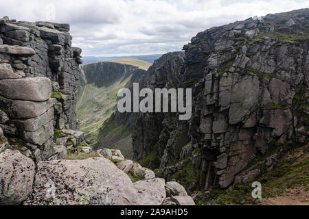 Blick von nahe dem Gipfel von Lochnagar, einem Munro in Aberdeenshire, Schottland. Stockfoto