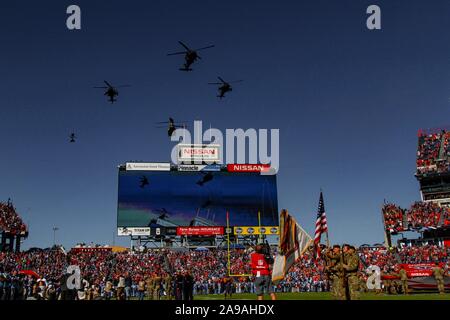 Soldaten des 101St Combat Aviation Brigade, Luftlandedivision (Air Assault), Fliegen über Nissan Stadium während der Tennessee Titans' Gruß zum Service militärischen Anerkennung Spiel 07.11.10, Nashville, Tn. Die Salute zu Service Spiel ist weg, der National Football League, Danke zu sagen an die Männer und Frauen in den Vereinigten Staaten, die militärische Vergangenheit und Gegenwart. (US Army Foto von SPC. Jeremy Lewis 40. Öffentliche Angelegenheiten Abteilung) Stockfoto