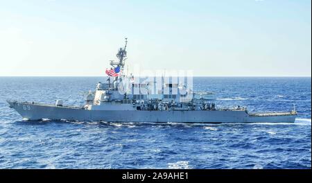 Philippinischen MEER (Nov. 11, 2019) Der Arleigh-burke-Klasse geführte Anti-raketen-Zerstörer USS Milius (DDG69), vorne, und die Royal Canadian Navy die Halifax-Klasse Fregatte HMCS Ottawa (FFH 341) Segeln in der Ausbildung während der jährlichen Übung (ANNUALEX) 19. 19 ANNUALEX ist eine bilaterale Übung, die weiter entwickelt Koordinierung und Interoperabilität des Premier Alliance zwischen der U.S. Navy und Japan Maritime Verteidigung-kraft. (U.S. Marine Foto von Chief Operations Specialist Michael Ojeda) Stockfoto