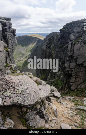 Blick von nahe dem Gipfel von Lochnagar, einem Munro in Aberdeenshire, Schottland. Stockfoto
