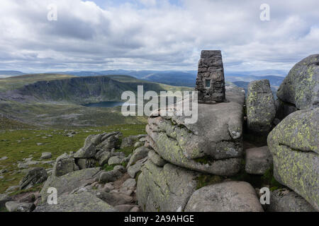 Blick auf den Gipfel von Lochnagar, einem Munro in Aberdeenshire, Schottland. Stockfoto