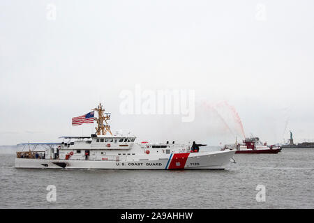 Adm. Karl Schultz, Coast Guard Kommandant, angekündigt 07.11.12, New York City, flankiert von New York City Bürgermeister Bill De Blasio, NYPD Kommissar James O'Neill und FDNY Leiter der Abteilung John sudnik, dass zwei neue Messer zu Ehren von Port Security Specialist 2. Klasse Vincent Danz und Maschinen Techniker 1. Klasse Jeffrey Palazzo benannt werden. Palazzo diente als Küstenwache Reservist und FDNY firefighter bei Rescue 5 in Staten Island. Er umgekommen, während andere dabei zu unterstützen an der Szene der Anschläge des 11. Danz diente als Küstenwache Reservist, sowie eine NYPD Officer bei den Not-Serv Stockfoto