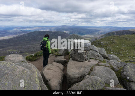 Eine Frau auf dem Gipfel von Lochnagar, einem Munro in Aberdeenshire, Schottland. Stockfoto