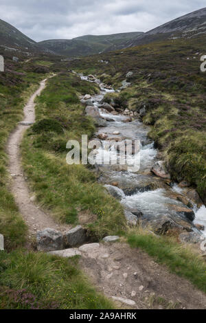 Blick auf den Weg nach Lochnagar, einem Munro in Aberdeenshire, Schottland. Stockfoto