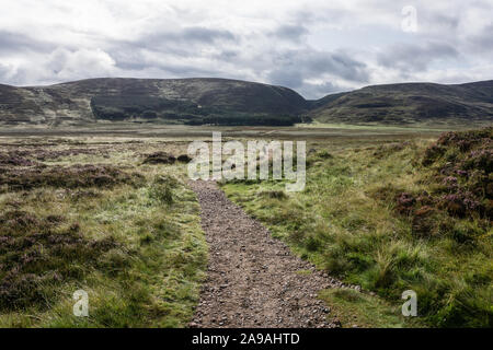 Blick auf den Weg nach Lochnagar, einem Munro in Aberdeenshire, Schottland. Stockfoto