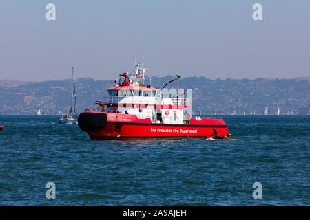 San Francisco Feuerwehr feuerlöschboot 3, "St. Franziskus", in der Bucht mit jetski Rettungsfahrzeug. Kalifornien, Vereinigte Staaten von Amerika. USA Stockfoto