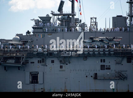 191113-N-LI 768-1017 Pearl Harbor (Nov. 13, 2019) - Matrosen und Marines die Schienen der Mensch als Amphibisches Schiff USS Boxer (LHD4) kommt beim Joint Base Pearl Harbor-Hickam nach einem westlichen Pazifik Bereitstellung. Der Boxer Amphibious Ready Gruppe und der 11 Marine Expeditionary Unit nahm an mehreren multilateralen Übungen in der Siebten Flotte Bereich der Partnerschaften zu stärken, Beziehungen zu verbessern und die Bekämpfung der Bereitschaft, Krise Reaktionsfähigkeit erhöhen, und der Kommunikation zwischen den USA und Partner nation Kräfte. (U.S. Marine Foto von Massenkommunikation Spezialist Stockfoto