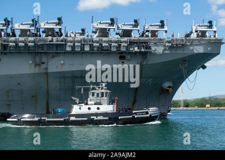 191113-N-KR 702-1033 Pearl Harbor (13. November 2019) Die Amphibious Assault ship USS Boxer (LHD4) kommt beim Joint Base Pearl Harbor-Hickam nach einem westlichen Pazifik Bereitstellung, Nov. 13. Der Boxer Amphibious Ready Gruppe und der 11 Marine Expeditionary Unit nahm an mehreren multilateralen Übungen in der Siebten Flotte Bereich der Partnerschaften zu stärken, Beziehungen zu verbessern und die Bekämpfung der Bereitschaft, Krise Reaktionsfähigkeit erhöhen, und der Kommunikation zwischen den USA und Partner nation Kräfte. (U.S. Marine Foto von Mass Communication Specialist 1. Klasse Holly L. Herline Stockfoto