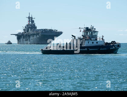 191113-N-KR 702-1016 Pearl Harbor (13. November 2019) Die Amphibious Assault ship USS Boxer (LHD4) kommt beim Joint Base Pearl Harbor-Hickam nach einem westlichen Pazifik Bereitstellung, Nov. 13. Der Boxer Amphibious Ready Gruppe und der 11 Marine Expeditionary Unit nahm an mehreren multilateralen Übungen in der Siebten Flotte Bereich der Partnerschaften zu stärken, Beziehungen zu verbessern und die Bekämpfung der Bereitschaft, Krise Reaktionsfähigkeit erhöhen, und der Kommunikation zwischen den USA und Partner nation Kräfte. (U.S. Marine Foto von Mass Communication Specialist 1. Klasse Holly L. Herline Stockfoto