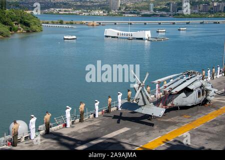 191113-N-KG 461-1080 Pearl Harbor (Nov. 13, 2019) Matrosen und Marines zugeordnet zu den amphibischen Angriff Schiff USS Boxer (LHD4) die Schienen Mann während der Durchfahrt Pearl Harbor. Matrosen und Marines der Boxer Amphibious Ready Group (ARG) und 11 Marine Expeditionary Unit (MEU) sind auf USS Boxer (LHD4) auf einem regelmäßigen geplanten Einsatz begonnen. (U.S. Marine Foto von Mass Communication Specialist 3. Klasse Zachary D. Behrend) Stockfoto