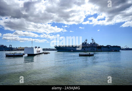 191113-N-LI 768-1039 Pearl Harbor (Nov. 13, 2019) - Das amphibisches Schiff USS Boxer (LHD4) kommt beim Joint Base Pearl Harbor-Hickam nach einem westlichen Pazifik Bereitstellung. Der Boxer Amphibious Ready Gruppe und der 11 Marine Expeditionary Unit nahm an mehreren multilateralen Übungen in der Siebten Flotte Bereich der Partnerschaften zu stärken, Beziehungen zu verbessern und die Bekämpfung der Bereitschaft, Krise Reaktionsfähigkeit erhöhen, und der Kommunikation zwischen den USA und Partner nation Kräfte. (U.S. Marine Foto von Mass Communication Specialist 2. Klasse Devin M. Langer) Stockfoto