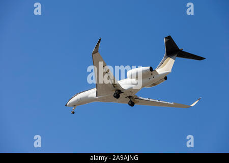 Private Jet auf Ansatz in LAX, Los Angeles, Kalifornien, Vereinigte Staaten von Amerika. USA Stockfoto