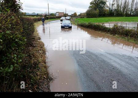 Bodenham, Herefordshire, UK - Am Donnerstag, den 14. November 2019 - ein kleiner blauer Ford Fiesta Auto in tiefem Wasser auf einer Landstraße in der Nähe des Dorfes Bodenham nach weiteren Regen auf bereits gesättigten Bereichen fiel. Foto Steven Mai/Alamy leben Nachrichten Stockfoto