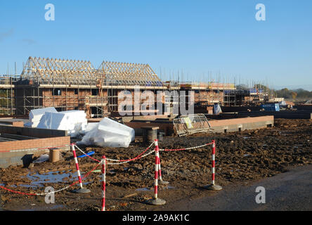 Baustelle mit neuen Häusern kurz vor der Fertigstellung, in Shropshire, Großbritannien Stockfoto