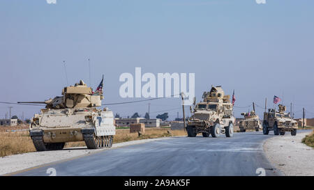 Us-Soldaten im 4.BATAILLON, 118 Infanterie Regiment, 30 gepanzerte Brigade Combat Team, North Carolina Army National Guard, der 218 Manöver Verbesserung Brigade, South Carolina Army National Guard, bieten M2A2 Bradley Fighting Fahrzeug Funktionen für Combined Joint Task Force - inhärenten Lösen (CJTF-OIR) östlichen Syrien Nov. 13, 2019. Diese mechanisierte Infanterie Partner mit syrischen Demokratischen Kräfte ISIS Reste zu besiegen und kritische Infrastruktur im östlichen Syrien zu schützen. (U.S. Armee finden Foto von SPC. DeAndre Pierce) Stockfoto