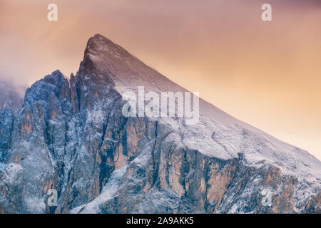 Seiser Alm mit Langkofel Gruppe nach Sonnenaufgang, Südtirol, Italien Stockfoto