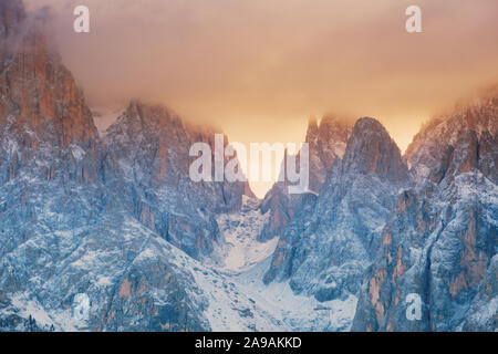 Seiser Alm mit Langkofel Gruppe nach Sonnenaufgang, Südtirol, Italien Stockfoto