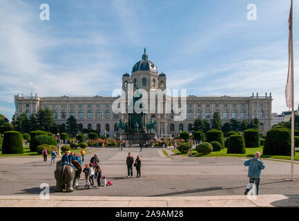 Österreich. Wien. Maria Theresien Platz mit der Statue von Maria Theresia zwischen dem Museum für Naturkunde und Museum der Kunst Stockfoto