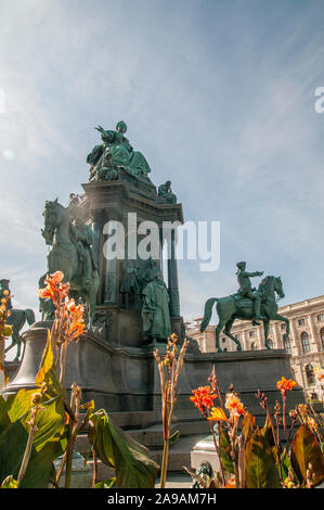 Österreich. Wien. Maria Theresien Platz mit der Statue von Maria Theresia zwischen dem Museum für Naturkunde und Museum der Kunst Stockfoto