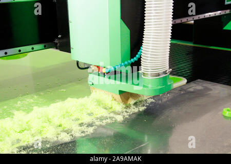 Plexiglas Fräsen auf CNC-Maschinen. Eine moderne CNC-Maschine Prozesse Acryl in einer Möbelfabrik. Plexiglas Verarbeitung auf der CNC-Wand. Moderne 3D-te Stockfoto