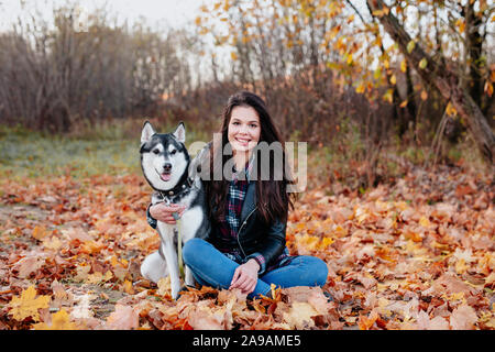 Frau mit Husky im Herbst Park Stockfoto