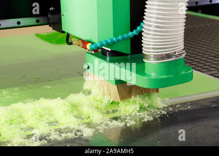 Plexiglas Fräsen auf CNC-Maschinen. Eine moderne CNC-Maschine Prozesse Acryl in einer Möbelfabrik. Plexiglas Verarbeitung auf der CNC-Wand. Moderne 3D-te Stockfoto