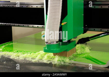 Plexiglas Fräsen auf CNC-Maschinen. Eine moderne CNC-Maschine Prozesse Acryl in einer Möbelfabrik. Plexiglas Verarbeitung auf der CNC-Wand. Moderne 3D-te Stockfoto