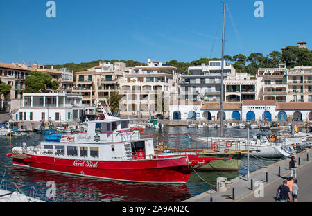 Cala Ratjada, Mallorca, Spanien, 16. Oktober 2019, Blick auf den Yachthafen auf einem warmen und schönen Tag im Herbst. Stockfoto