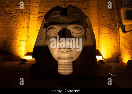 Luxor, Ägypten - 28. April 2008: Ramses II Kopf Statue, nachts beleuchtet, am Eingang zum Tempel von Luxor, Ägypten. Stockfoto