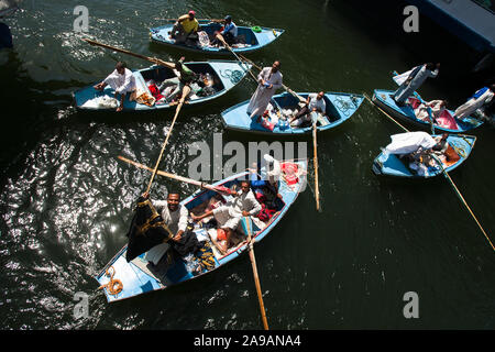 Esna, Ägypten, 29. April 2008: Einheimische auf Boote waren an Touristen verkaufen auf Kreuzfahrtschiffen angedockt in Esna, Ägypten. Stockfoto