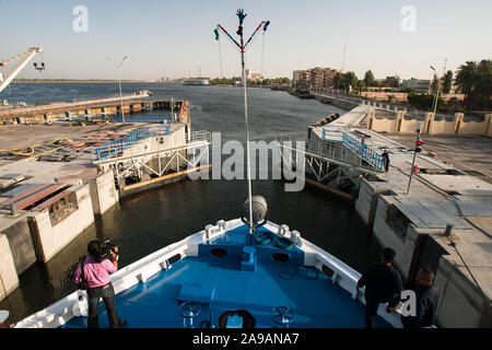 Luxor, Ägypten - 29. April 2008: Eine Kreuzfahrt führt durch einen Kanal auf die esna Wasserkraftwerk Staudamm in Ägypten. Stockfoto