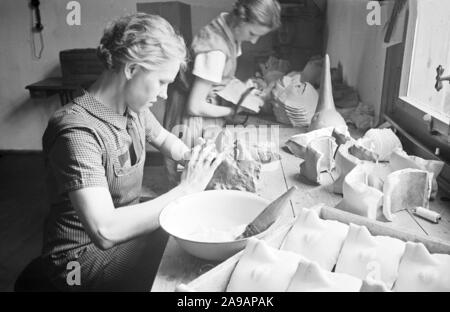 In einer Fabrik Herstellen von Masken in Sonneberg, Deutschland 1930. Stockfoto