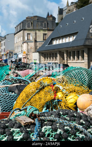 Eine Nahaufnahme der großen Haufen von verschiedenen Fischernetze für Hochseefischerei verwendet und die schleppnetzfischerei Festlegung auf den Docks in einem französischen Fischerdorf Stockfoto