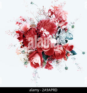 Die Zustellung der Blumen in Rot, Rot, Farben Herbst Winter 2020. Rosen, Beeren, Chrysantheme, Astern, kosmeja, Hortensie, Wermut. Stockfoto